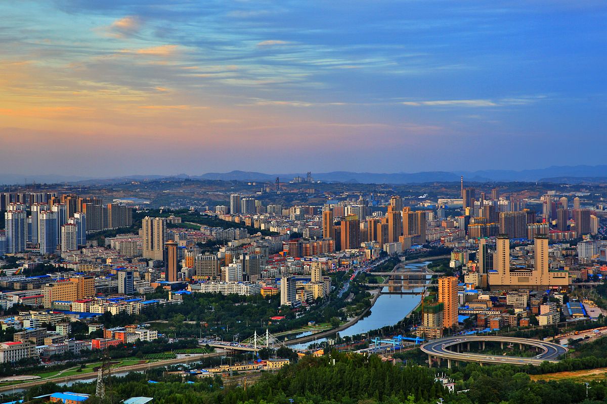 夕阳映照下的阳泉老街
